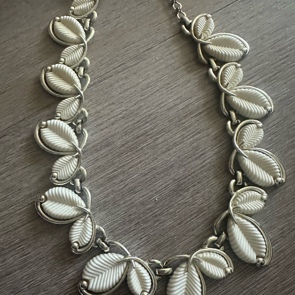 Marboux 1950s White Leaves Necklace